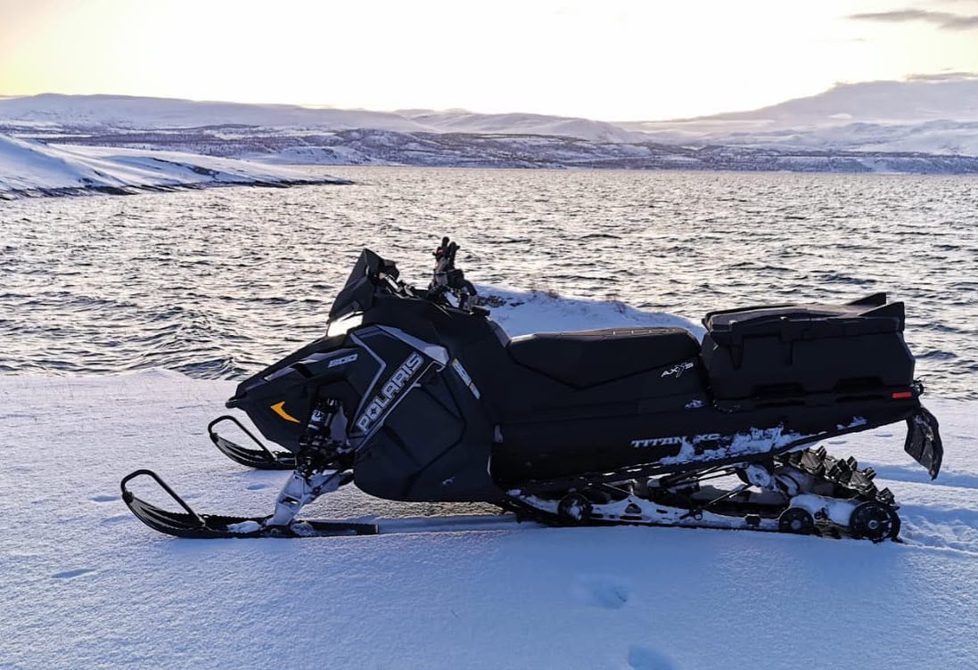 Снегоход Polaris Titan XC с установленным кофром у озера