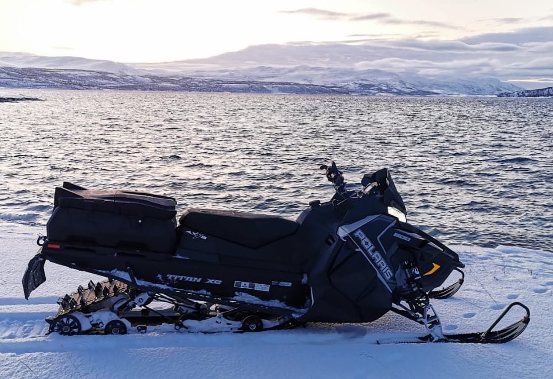 Polaris Titan XC с кофром на снегу — универсальный кофр на утилитарном снегоходе